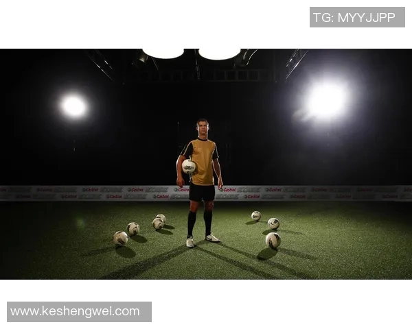 足球明星穿黑色皮衣展现酷炫风格的时尚魅力与个性魅力