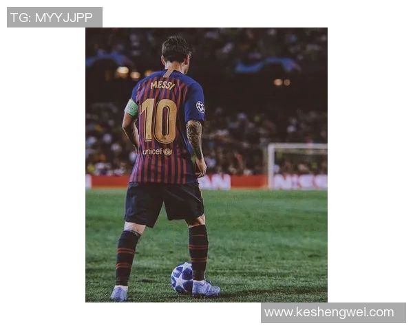 足球明星亲密互动女生头像分享展现运动魅力与青春活力